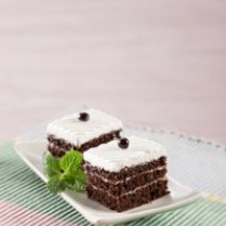 Cake Cokelat Lapis Stroberi
